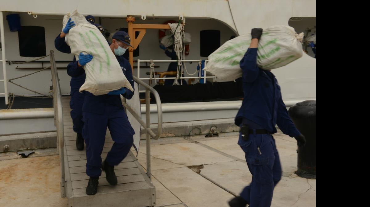 
Crew members of the U.S. Coast Guard cutter Vigilant unload bales of seized marijuana at their base in Miami Beach, last June 12. The seizure took place on May 27 near the Colombian island of San Andres, as part of Operation Martillo.
