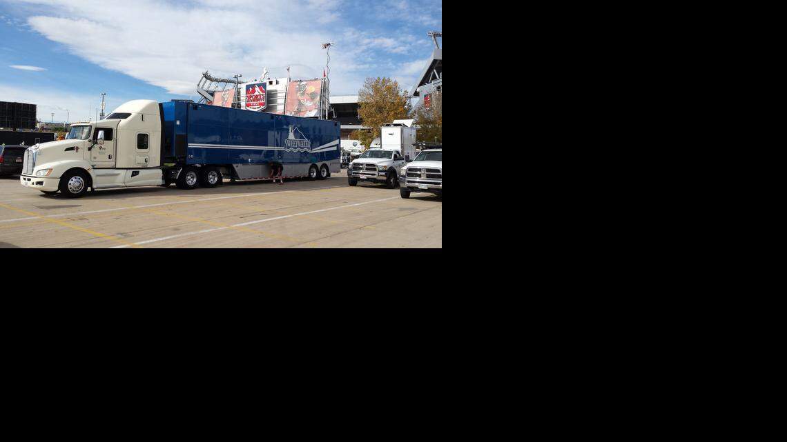 
This 48-foot tractor-trailer, a mobile television production unit named “Pacific” and operated by the company Sweetwater, has been stolen in Miami Lakes.
