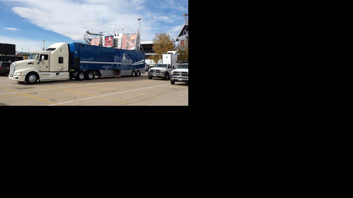 
This 48-foot tractor-trailer, a mobile television production unit named “Pacific” and operated by the company Sweetwater, has been stolen in Miami Lakes.
