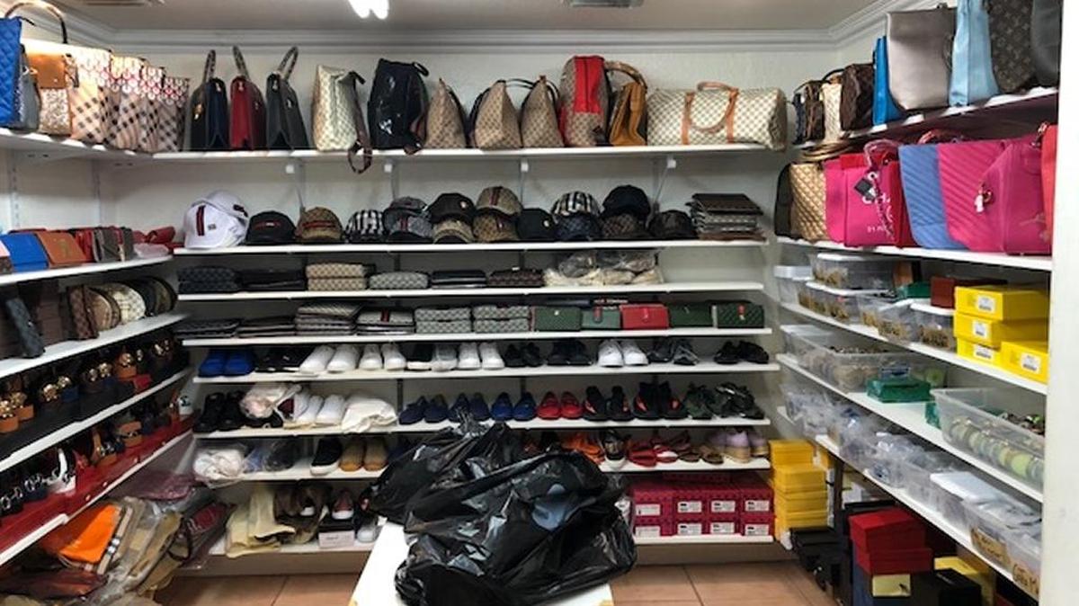 Productos falsificados en la parte trasera de una tienda en el condado Miami-Dade. Foto de archivo.