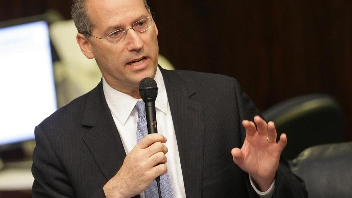 State Sen. Dan Gelber, D-Miami Beach, debates the class size bill during a Senate session, Tuesday, March 23, 2010, in Tallahassee.