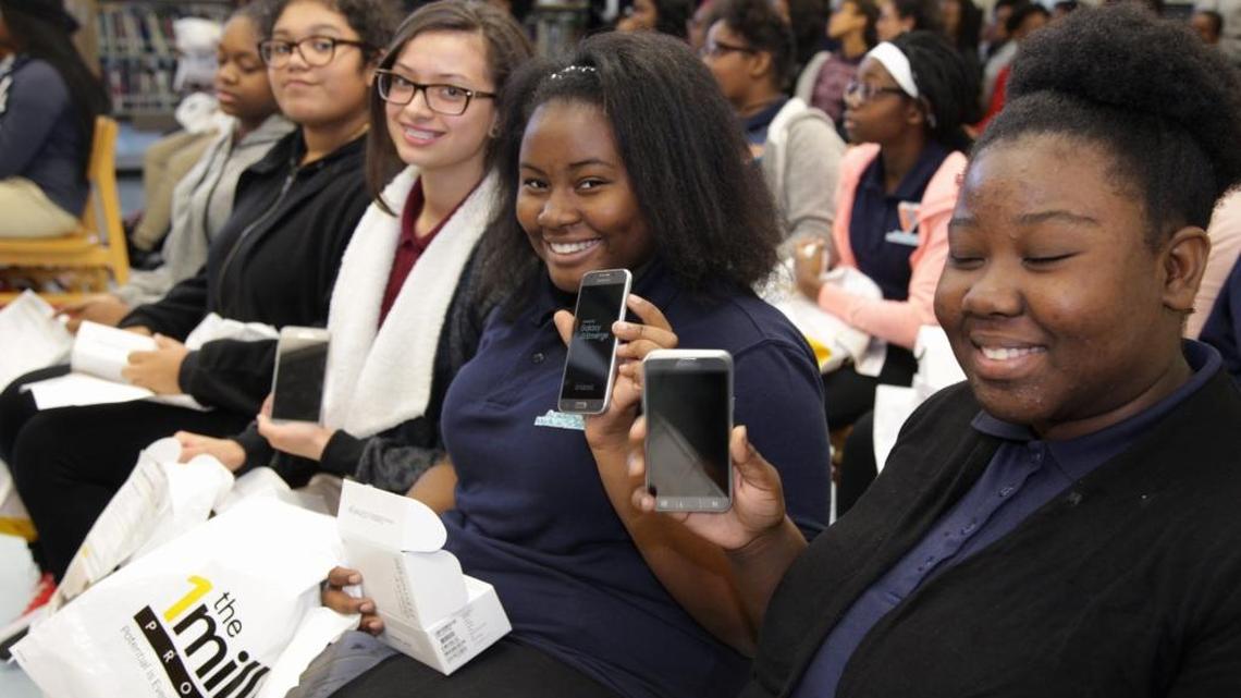 A new partnership between Sprint and Miami-Dade County Public Schools puts free wireless devices in the hands of every ninth grader. Thursday, 250 Samsung smart phones were distributed to students at Miami’s William H. Turner Technical Arts High School.