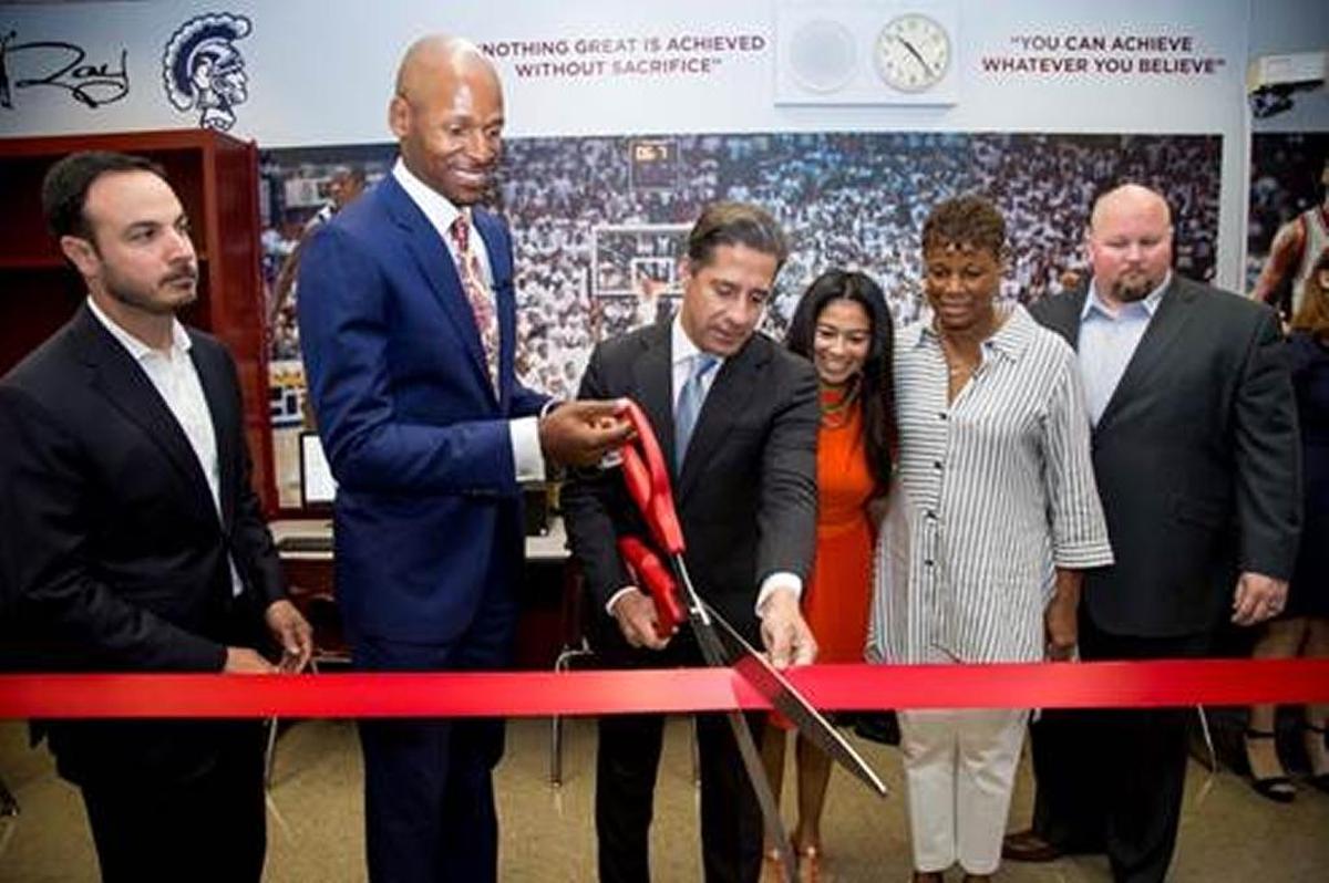 Horace Mann Middle School recently received a new computer lab donated by former NBA champion Ray Allen’s Ray of Hope Foundation. The ribbon cutting ceremony included Allen and Schools Superintendent Alberto Carvalho, and was followed by 26 students actively participating in an assignment using the new computers.