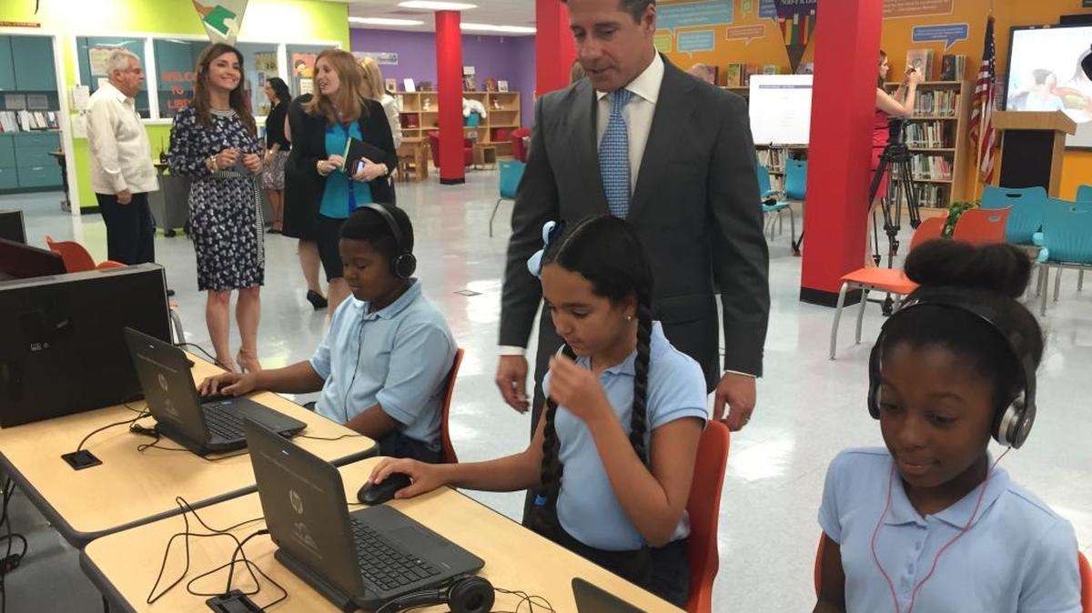 Superintendent Alberto Carvalho speaks with students at Twin Lakes Elementary in Hialeah, a school that was recognized by the Education Equality Index for how well its low-income students perform.