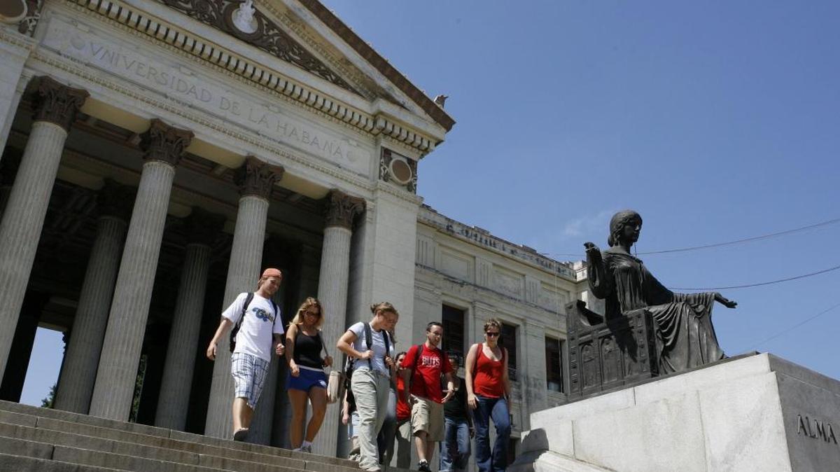 American students walk down stairs after a day of classes at the University of Havana, Cuba in 2006. With diplomatic with Cuba restored, Florida professors and students can now spend state money to travel to the island after a decade-long ban.