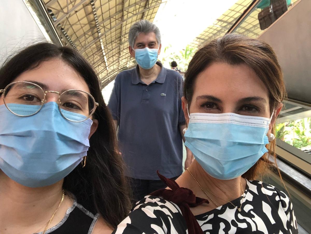 Raquel Coronell Uribe poses with her parents, two prominent Colombian journalists — former Univision News president Daniel Coronell and Noticias Uno TV news anchor María Cristina Uribe.