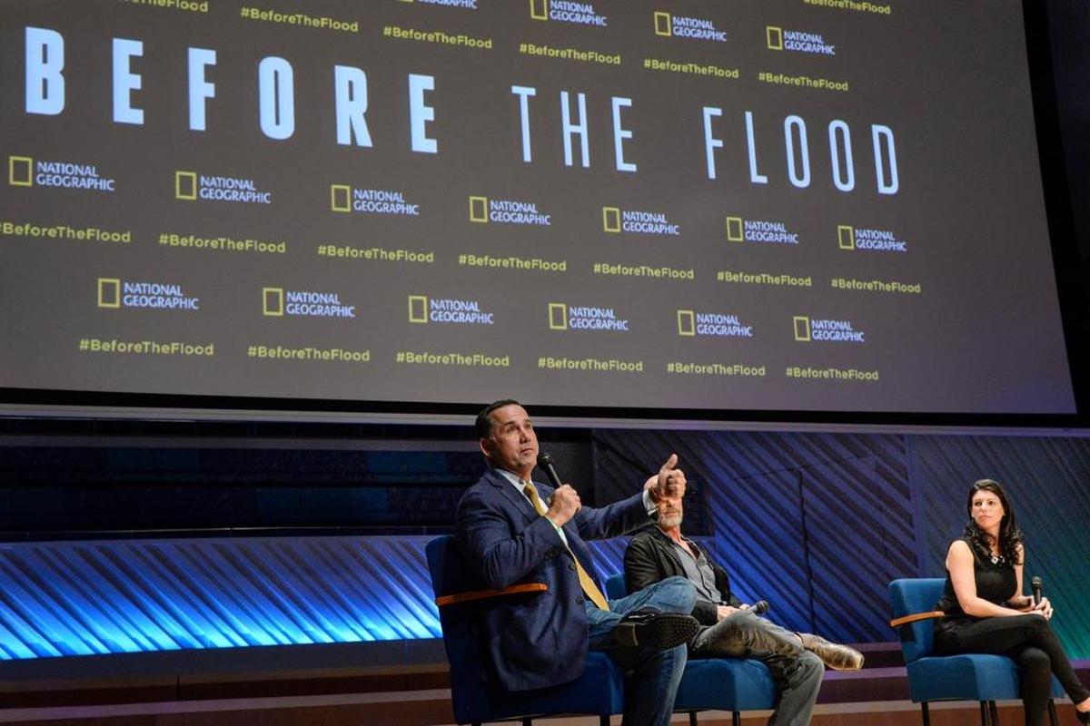 El ex alcalde de Miami Beach, Philip Levine, a la izquierda, habla en una mesa redonda tras la proyección de un documental sobre el cambio climático