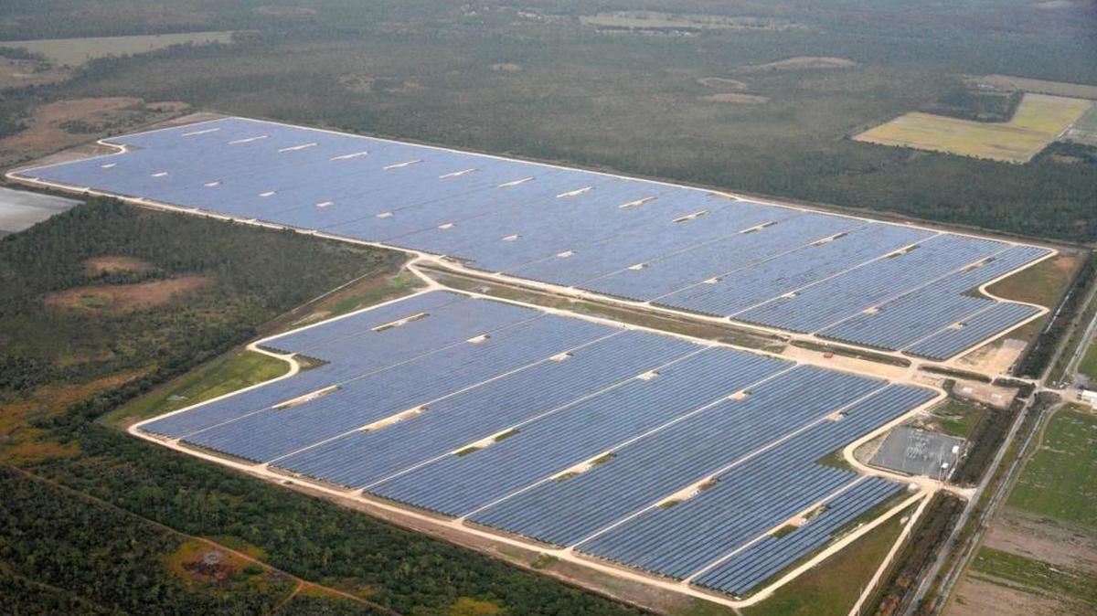 Florida Power & Light constructed this solar power plant in Charlotte County, which began supplying energy to customers last year. The company wants to build a similar-sized plant on 465 acres it owns in western Miami-Dade County.