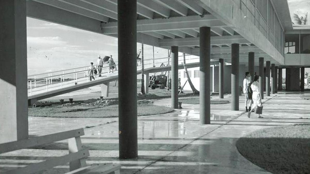 A breezeway connected two wings at the visitor center and echoed the MiMo designs being constructed to the north in Miami. Coral Gables architect Harry Keck collaborated with the park service on the design.
