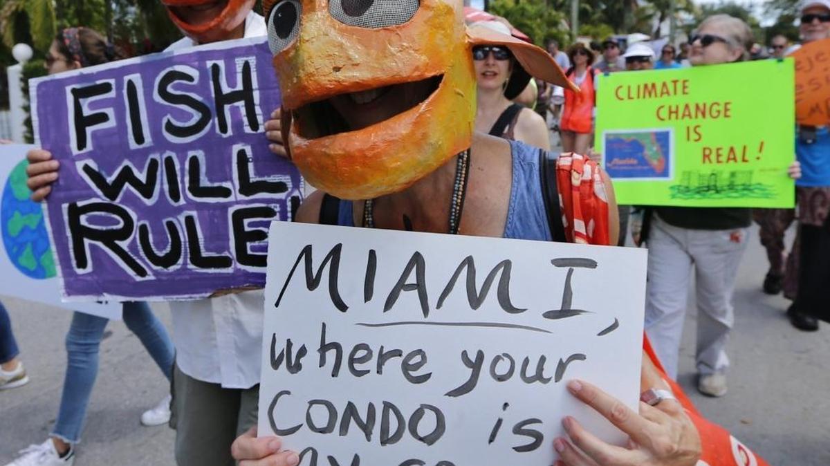 Protestors, demonstrating to raise awareness of climate change, march towards downtown Miami from Jose Marti Park on Saturday, April 29, 2017. A recent analysis of a month’s worth of tweets reveal that Floridians don’t talk about climate change on Twitter anywhere near as much as their counterparts in the Pacific Northwest.