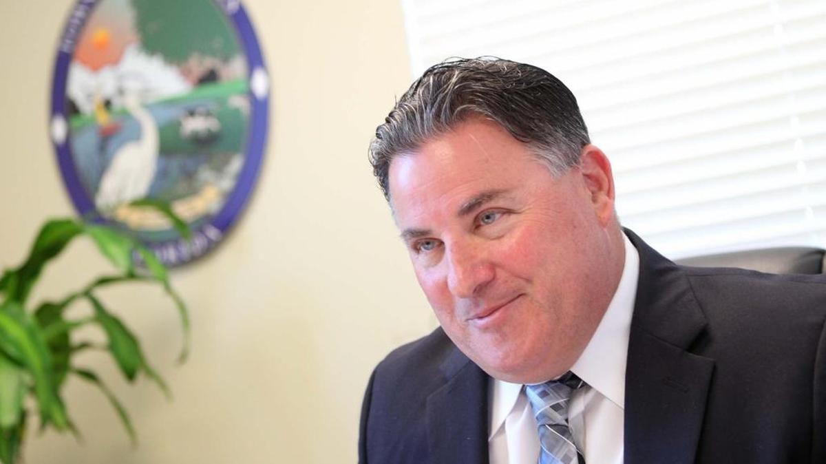 Miami Lakes Mayor Michael Pizzi wants Lennar Corp. to work with town officials and residents to address the expected crushing impact of its development on roadway, water and sewer systems.