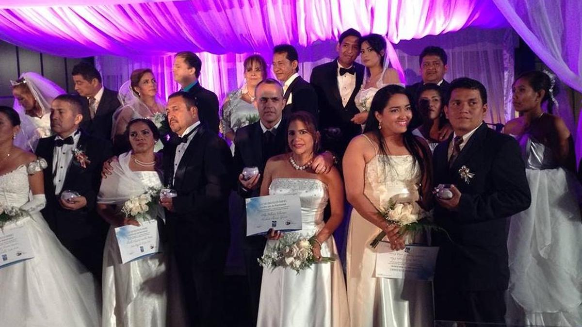 Wedding picture of Heriberto Herrera and Olga Palacios (center) along with other couples during a ceremony in Guayaquil, Ecuador.