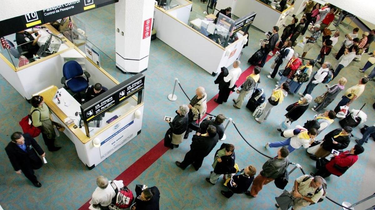 Antes de viajar, tramita el tipo de permiso de viaje que necesitas a través de USCIS.