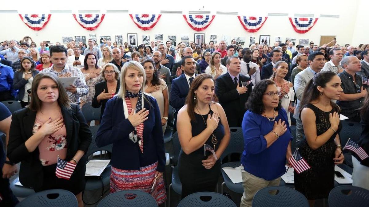 Inmigrantes de Cuba y otras nacionalidades en EEUU durante una ceremonia de ciudadanía americana, celebrada el viernes 26 de mayo de 2017.