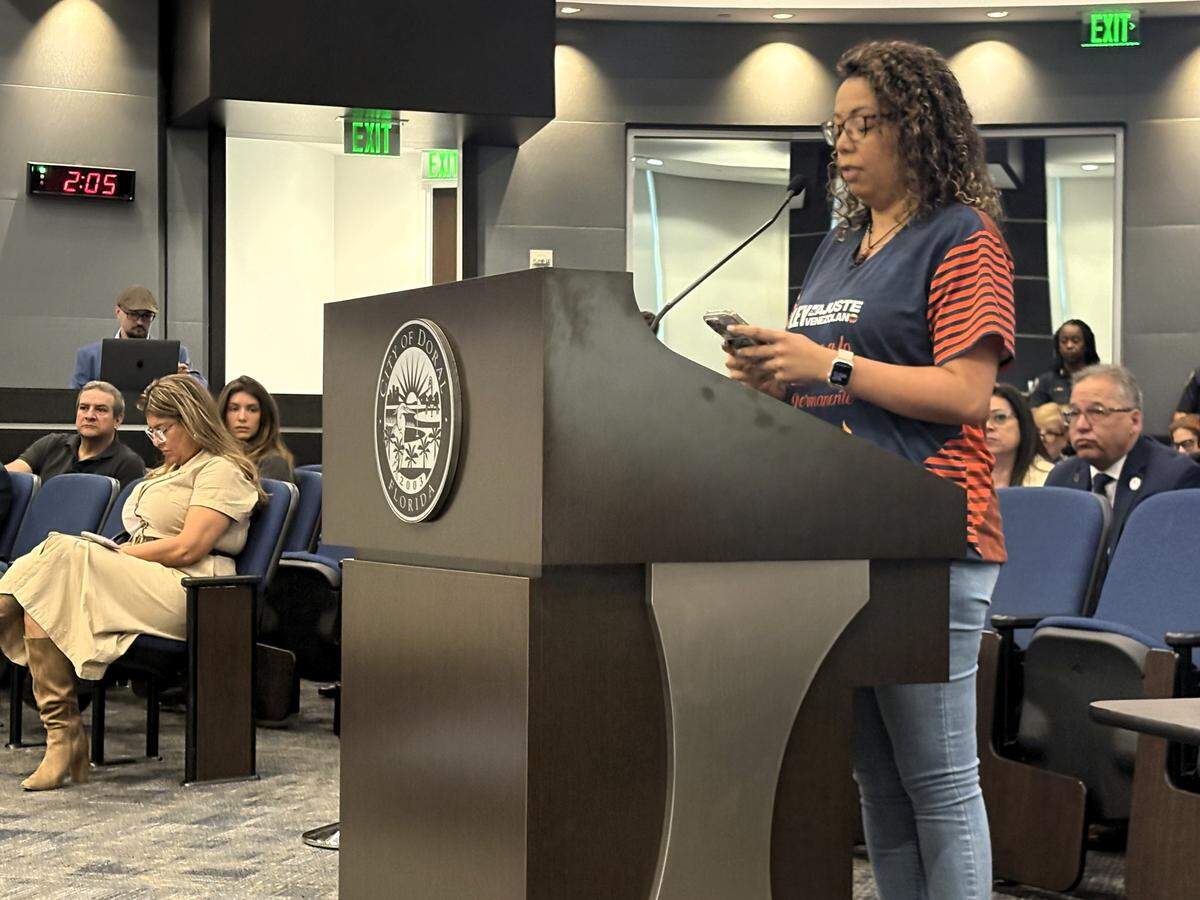 Lissie Albornoz, defensora de la Ley de Ajuste Venezolano, celebró la aprobación de una resolución del Ayuntamiento de Doral en apoyo al proyecto de ley. Compartió su historia personal como representante de los miles de venezolanos que llegaron a los Estados Unidos hace años y que, a pesar de su arduo trabajo, la falta de un estatus legal permanente los ha dejado en el limbo.