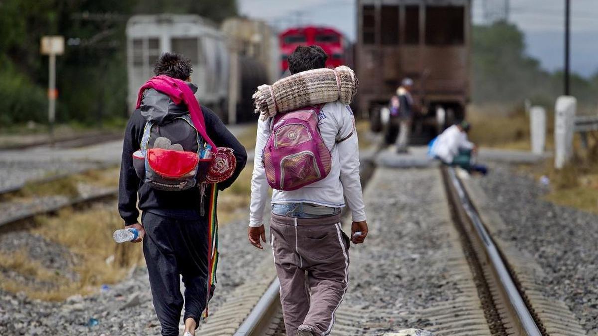 Young migrants walk along the train tracks near the migrant shelter El Samaritano in Bojay, Mexico on October 16, 2015.