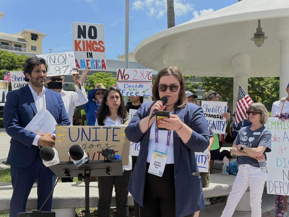 La sheriff Alyshia Dyer del condado de Washtenaw, Michigan, que asistía a la conferencia de la Asociación Nacional de Sheriffs, se unió brevemente a la protesta para expresar su oposición al programa 287(g).