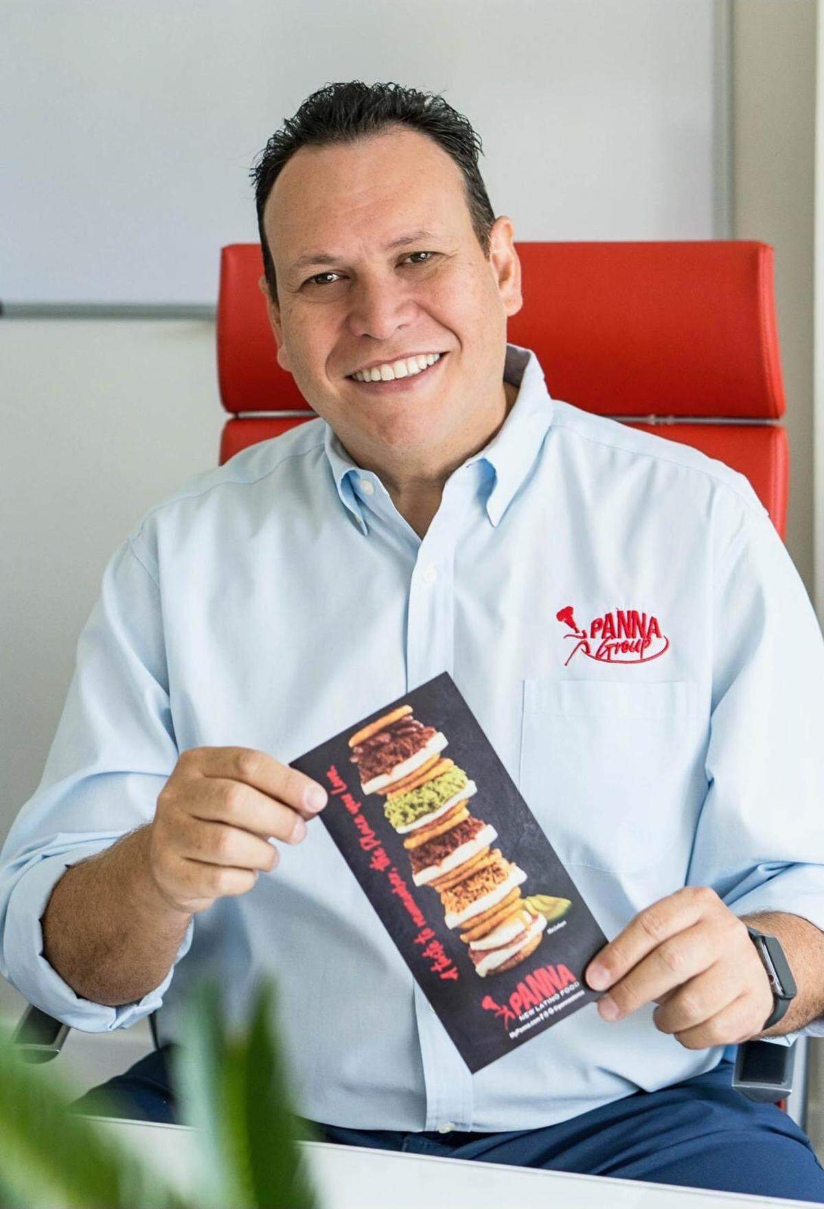 Alexander Rueda, Chief Executive Officer of PANNA New Latino Food—a company founded in 2000 by a Venezuelan family in Weston that has grown into a multimillion-dollar business producing 4.6 tons of food daily for several brands and employing 246 people—has observed a decrease in consumption in their restaurants following the revocation of TPS for Venezuelans.