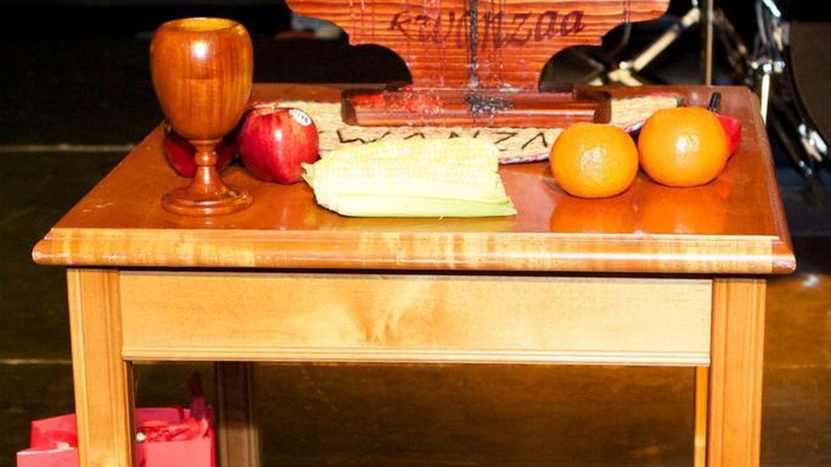 Kwanzaa se celebra del 26 de diciembre al 1 de enero. Aquí está el montaje de la celebración de 2011 en el African Heritage Cultural Arts Center.