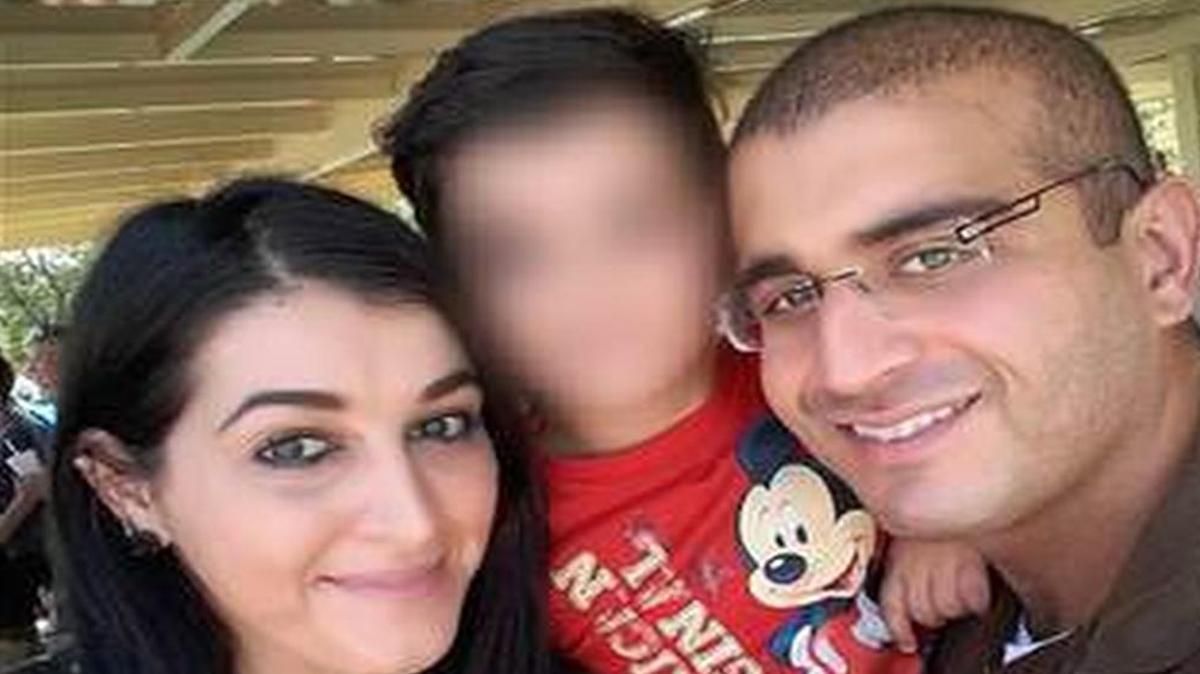 Noor Salman, junto a su hijo y a Omar Mateen, en una fotografía publicada en Facebook. 