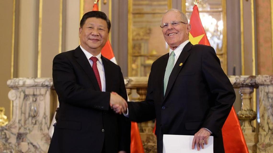Peru's President Pedro Pablo Kuczynski, right, shakes hands with China's President Xi Jinping after signing bilateral agreements at the government palace in Lima, Peru, Monday, Nov. 21, 2016. Xi started his official visit after attending the Asia-Pacific Economic Cooperation (APEC) summit.