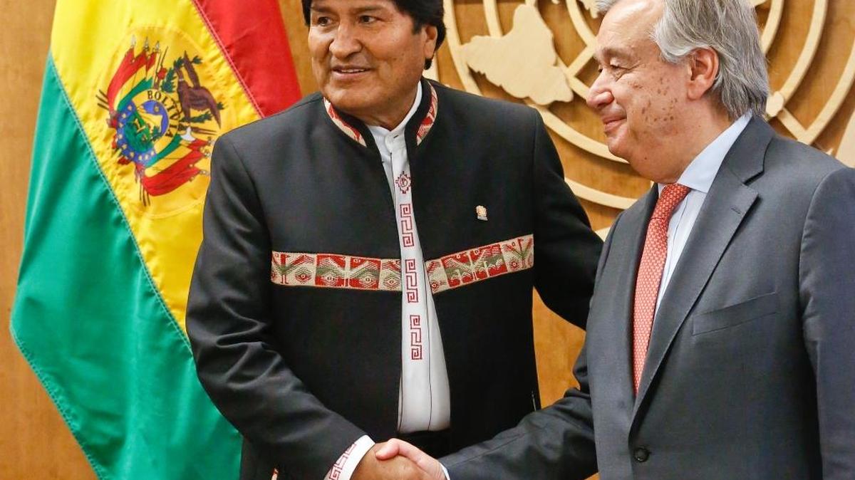 Bolivia’s President Evo Morales Ayma, left, and United Nations Secretary General António Guterres, pose for handshakes before their meeting at the United Nations, Monday Sept. 18, 2017 at U.N. headquarters.