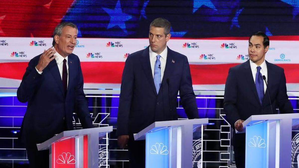 Nadie mencionó a Venezuela ni a Cuba ni una sola noche. Desde la izquierda, el alcalde Bill de Blasio de Nueva York, el representante Tim Ryan, D-Ohio, el ex secretario de Vivienda, Julian Castro, durante el primer debate presidencial demócrata en Miami.