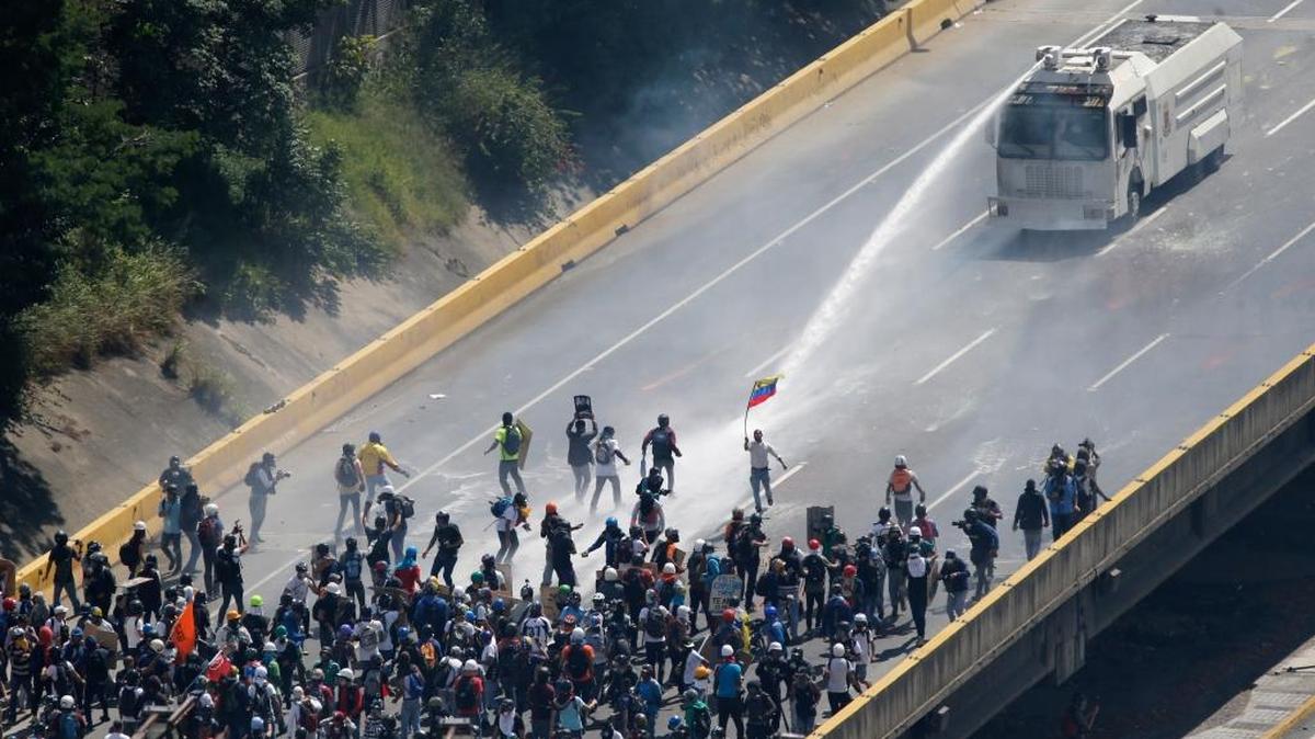 Protesters clash with riot police during a march towards the Ombudsman's Office in protest of President Nicolas Maduro in Caracas, Venezuela, Monday, May 29, 2017. Protests against Maduro's government have left dozens dead in the last two months.