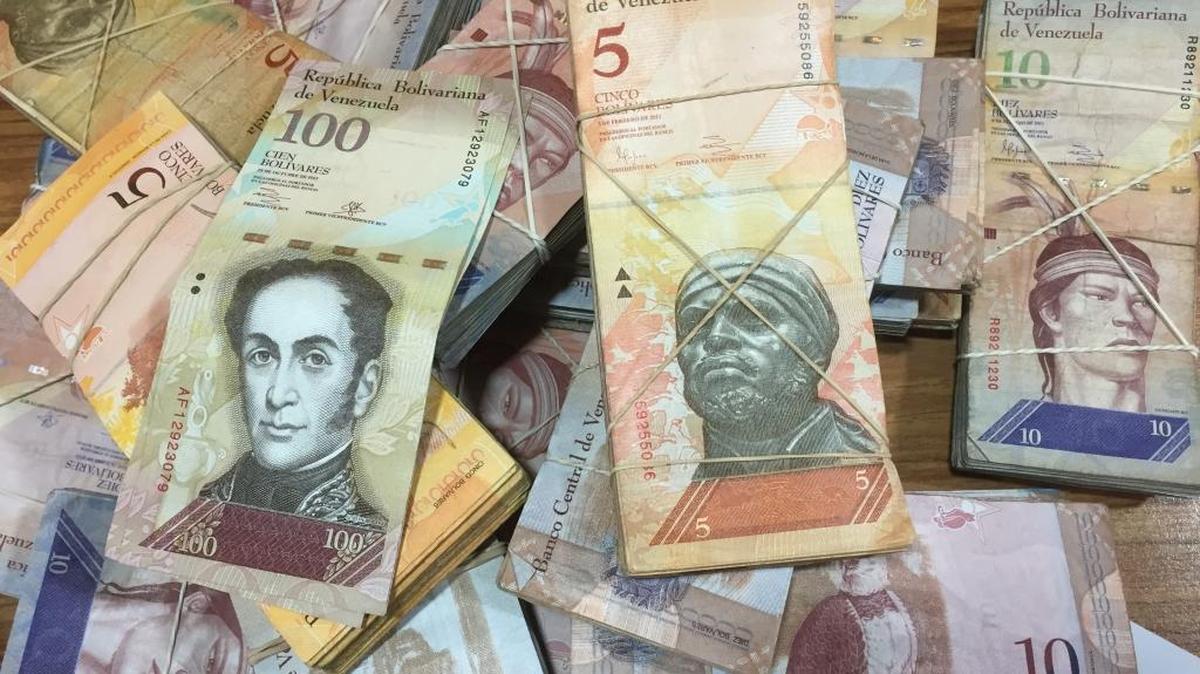 Various Bolivar banknotes on a table at a moneychanger's in Caracas, Venezuela, 3 December 2015. Following inflation of more than 200 per cent, one US dollar is worth between 750 and 900 Bolivar.