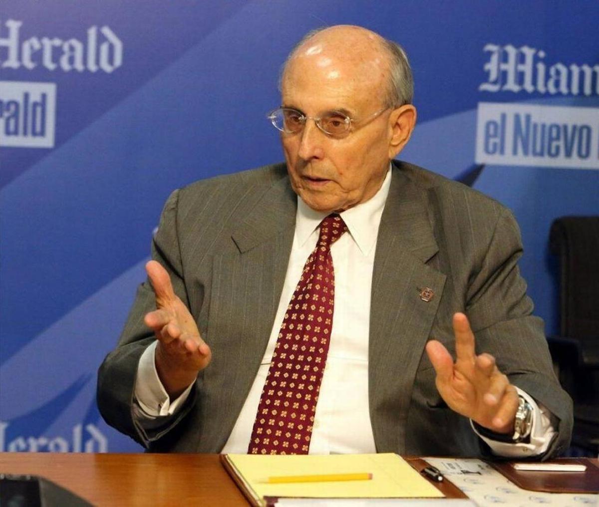Coral Gables Mayor Raúl Valdés-Fauli has proposed a ban on semiautomatic rifles in the city.