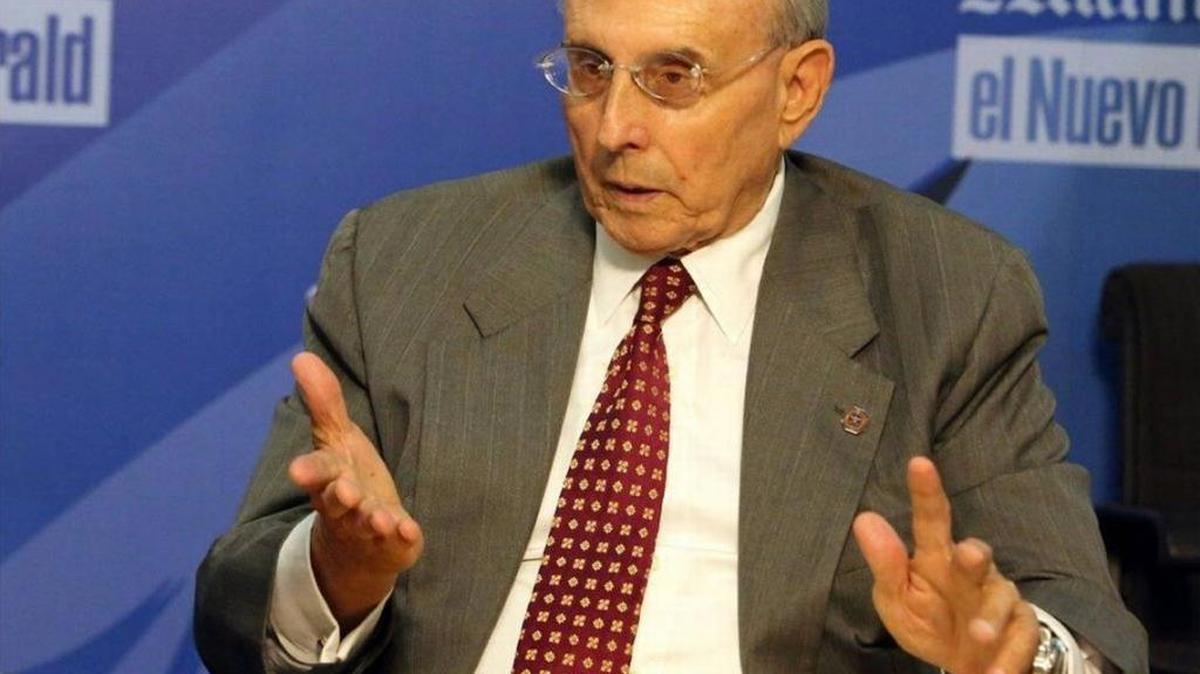 Coral Gables Mayor Raúl Valdés-Fauli has proposed a ban on semiautomatic rifles in the city.