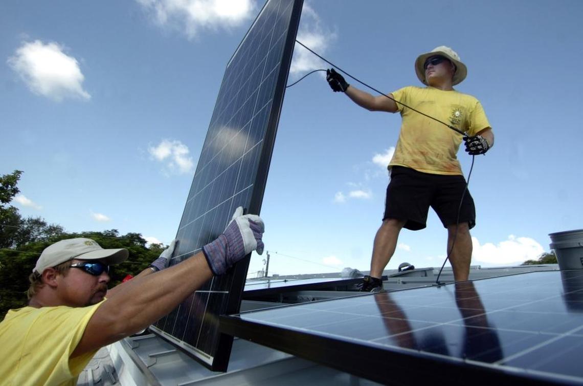 Trabajadores instalan paneles solares en una casa en Pinecrest, en una imagen de archivo.