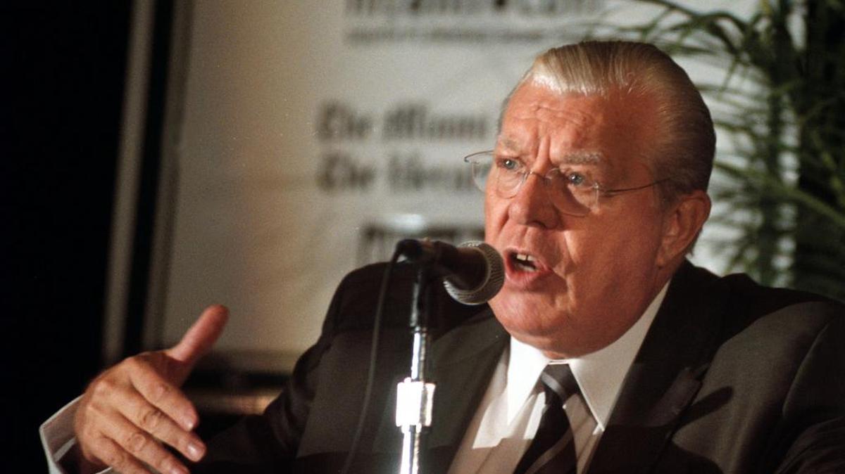 In this Oct. 5, 2002 file photo, Paul Kangas of the “Nightly Business Report” was the keynote speaker at a Making Money seminar at the Broward County Convention Center, in Fort Lauderdale.