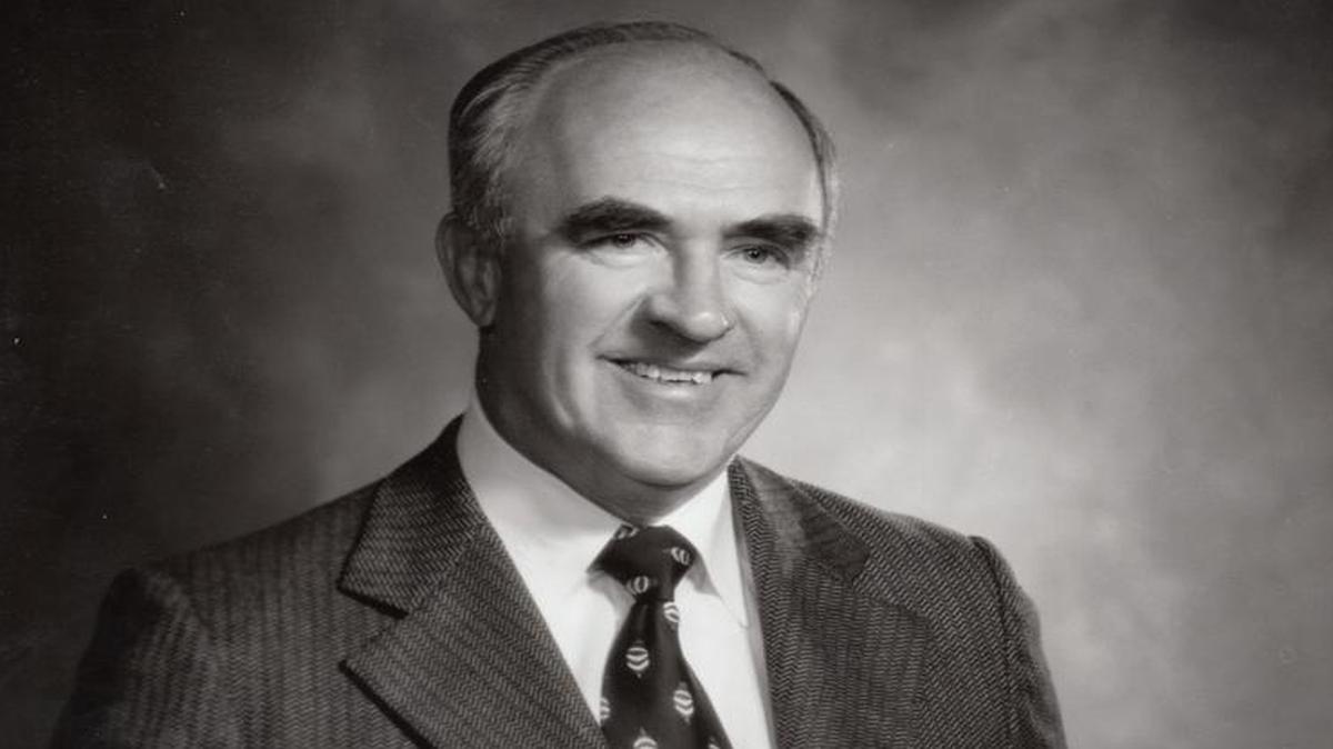 Samuel L. Higginbottom, former president of Eastern Airlines, died Sunday at 95.
