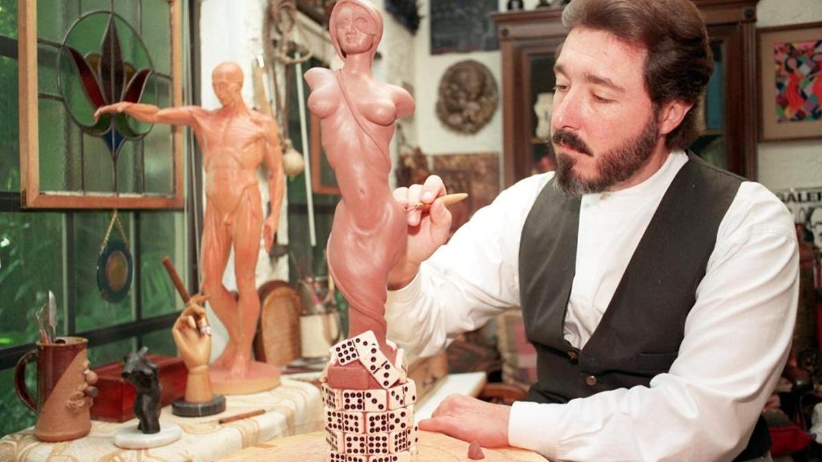 Coral Gables artist Marc Andries Smit worked on his sculpture Domino in this Aug. 4, 1997, file photo.