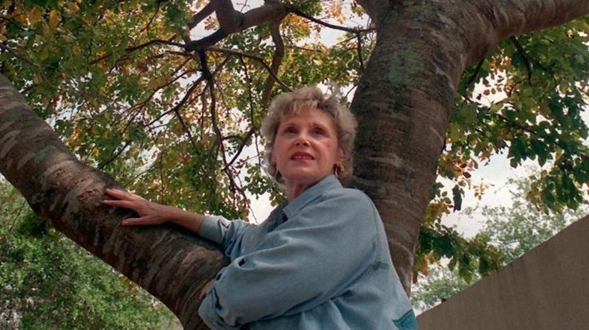 Penny Lambeth served as a vice president with TREEmendous Miami, a group that plants trees to beautify the county. She’s seen here in April 1999. At the time she was helping to restore and preserve the Miami Cemetery with a group of volunteers.