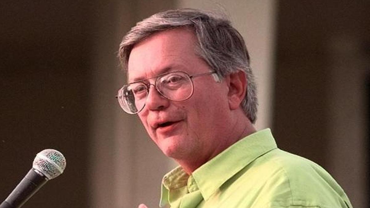 As park ranger Jonathan Holter looks on, Joe Browder speaks during a ceremony at Everglades National Park honoring the life of Marjory Stoneman Douglas in this 1998 file photo. Browder is credited as one of the Everglades’ staunchest protectors.