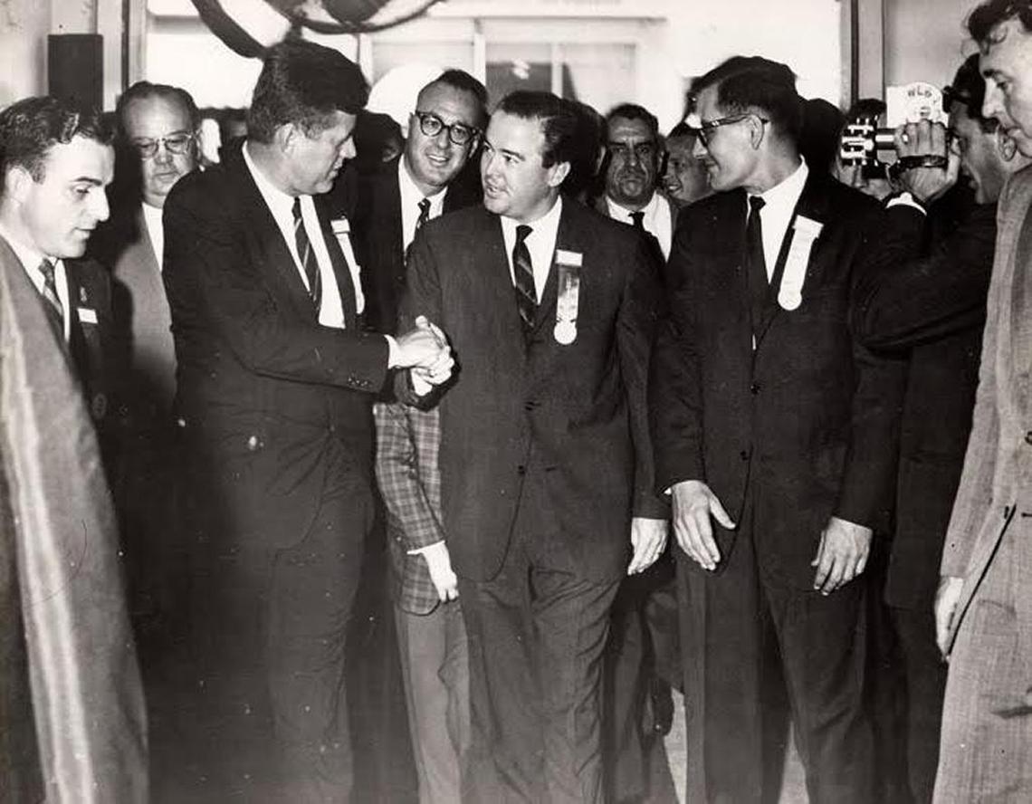 As host chairman of the Young Democratic National Convention, Lee Weissenborn, center, welcomed President John F. Kennedy (shaking Weissenborn’s hand) to Miami Beach.