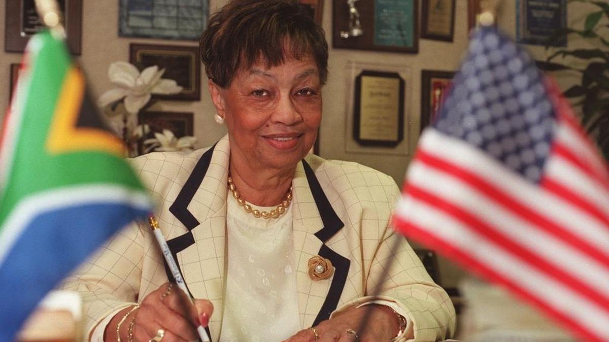 Dorothy Baker led the Miami-Dade Chamber of Commerce from 1984 to 2004. In this November 1999 photo, she celebrated the chamber’s 25th anniversary.