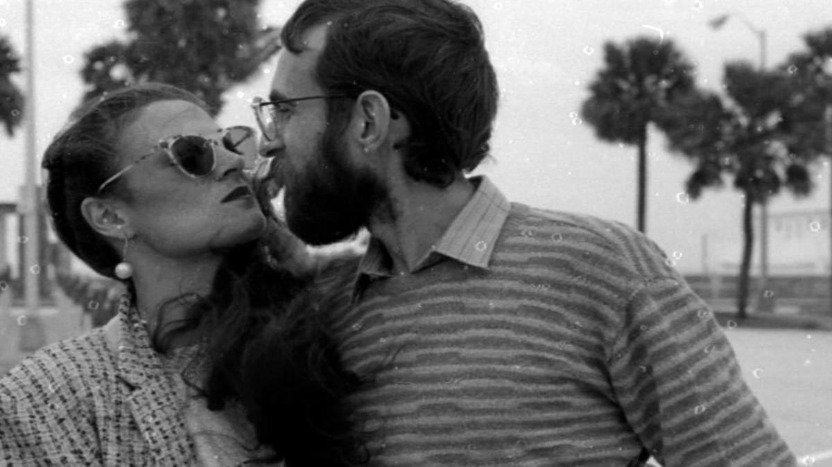 Artist Dina Knapp (left) with her husband, the late poet Jeffrey Knapp, in Miami Beach.