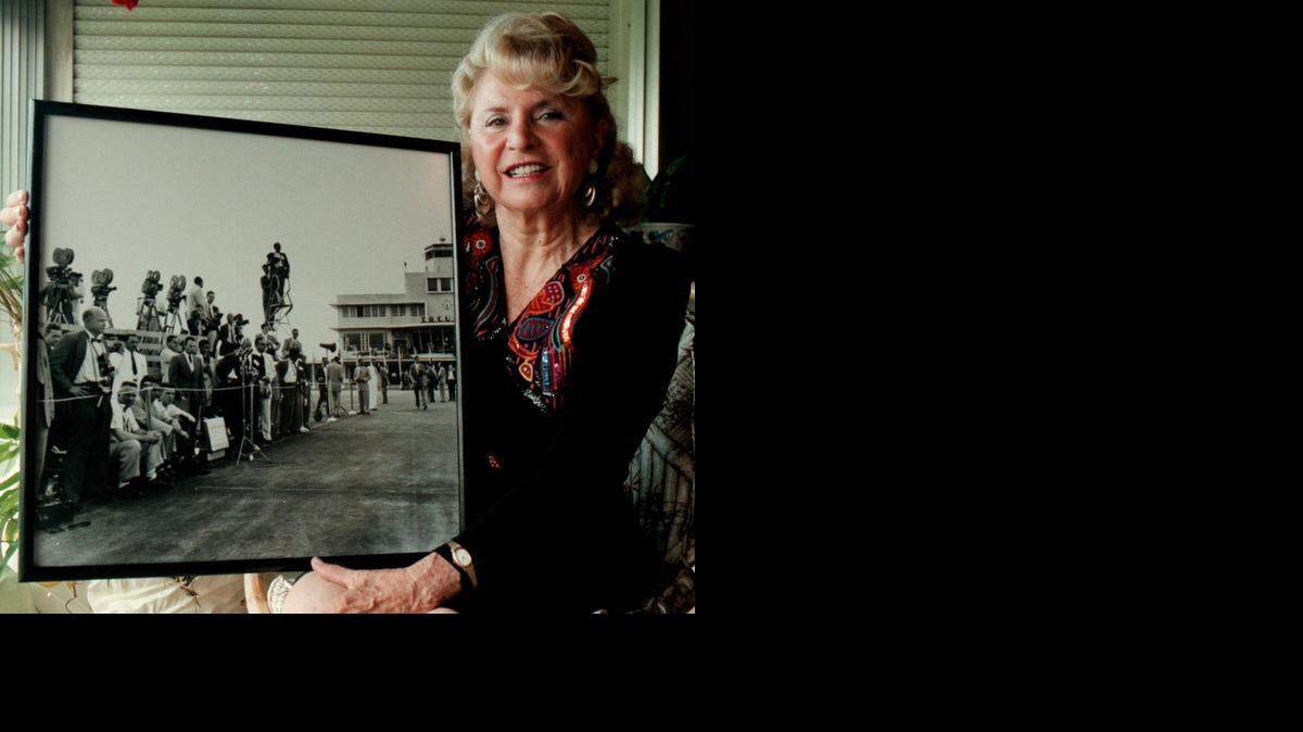 
SUMMIT OF THE AMERICAS PHOTO: Journalist Hindi Diamond holds one of her favorite photos in 1999 that she took decades earlier of reporters and photographers waiting for President Dwight Eisenhower to arrive at the 1956 Summit of the Americas conference. The American journalist was the only female reporter for The Panama America paper at the time and she covered the event.


