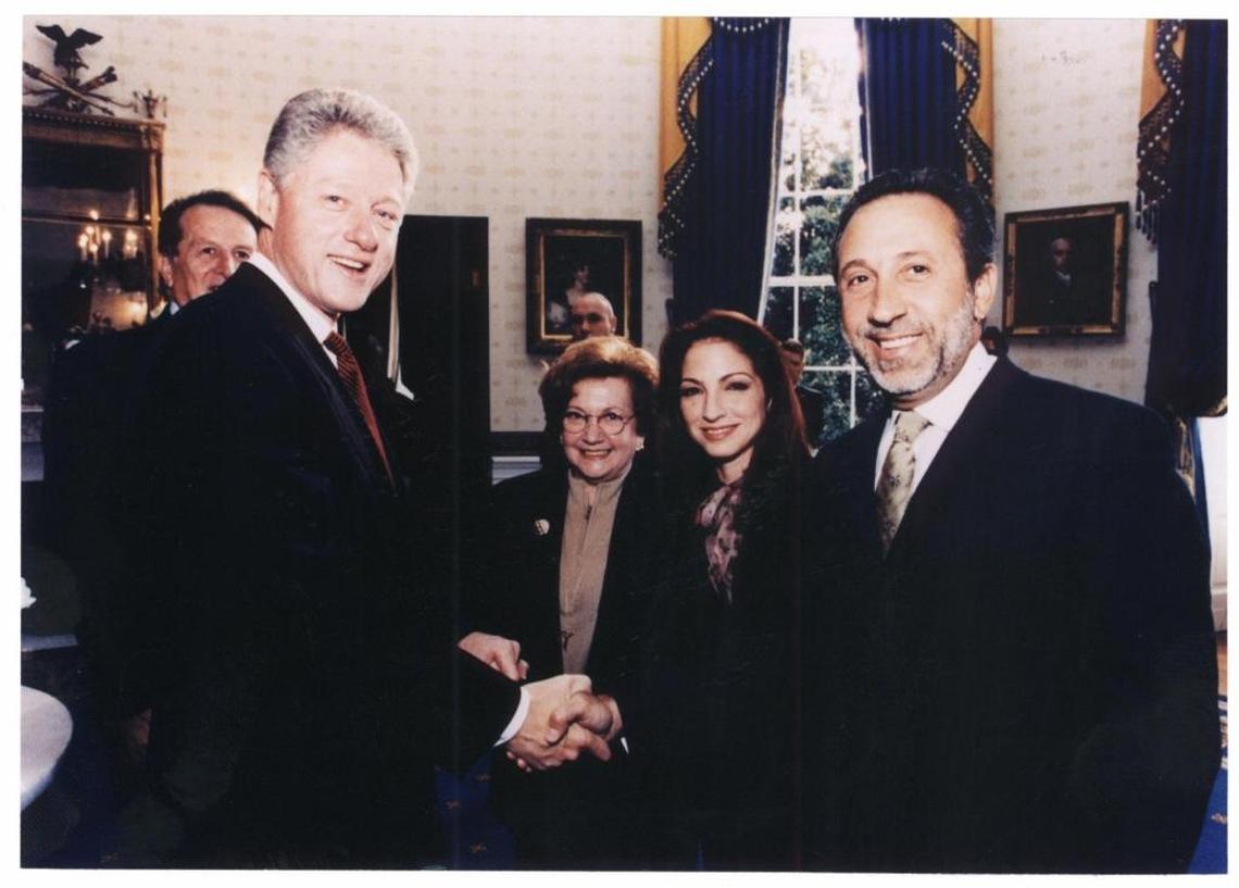 Meeting the president. From left to right: President Bill Clinton, Gloria Fajardo, her daughter Gloria Estefan and Emilio Estefan, in 1997.