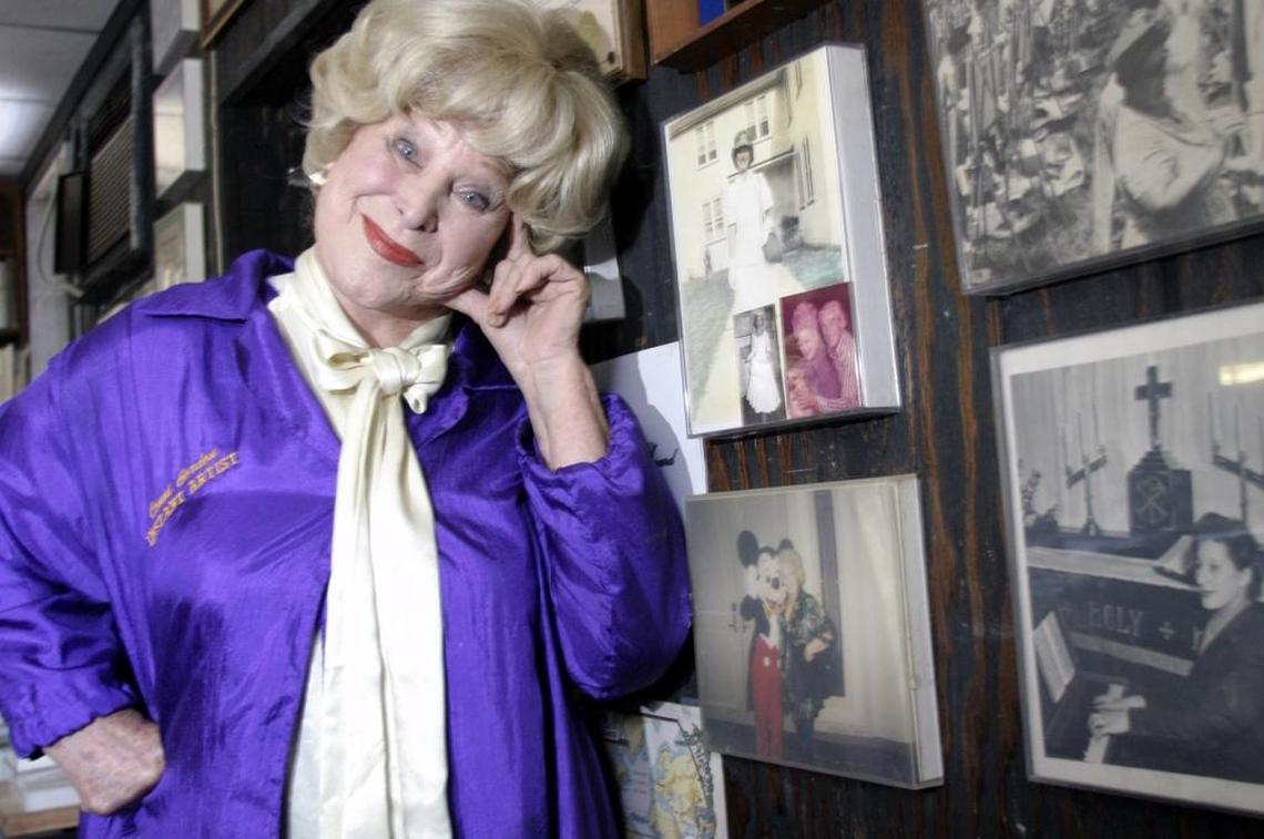 Art teacher and entertainer Conni Gordon, 80 at the time of this 2004 photo, struck a pose in front of a wall of photos that chronicled her rise from World War II Marine — where she got her start teaching art to 50,000 Marines — to becoming a staple on the lecture circuit.