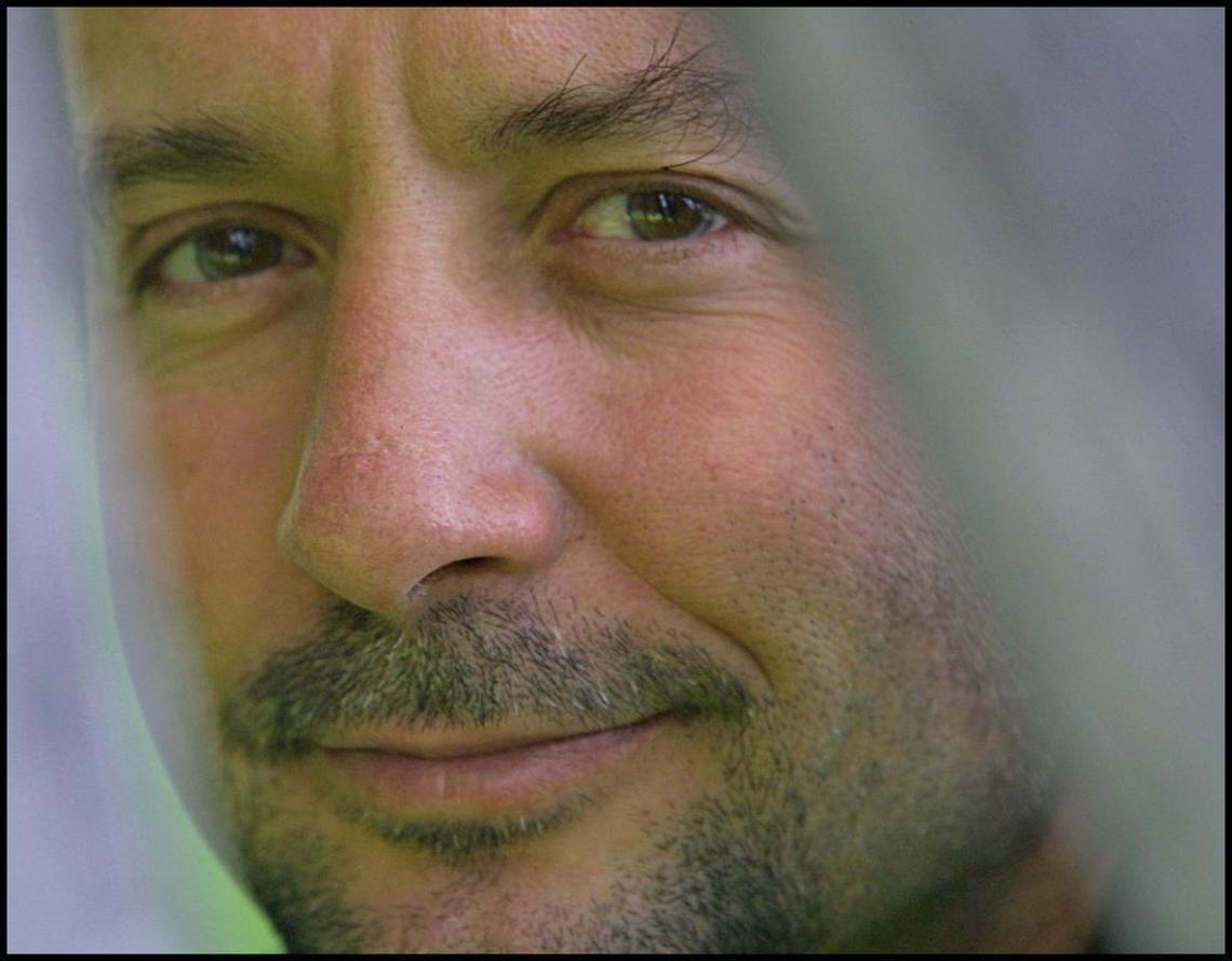 Oscar Julio Mechoso in 2001.