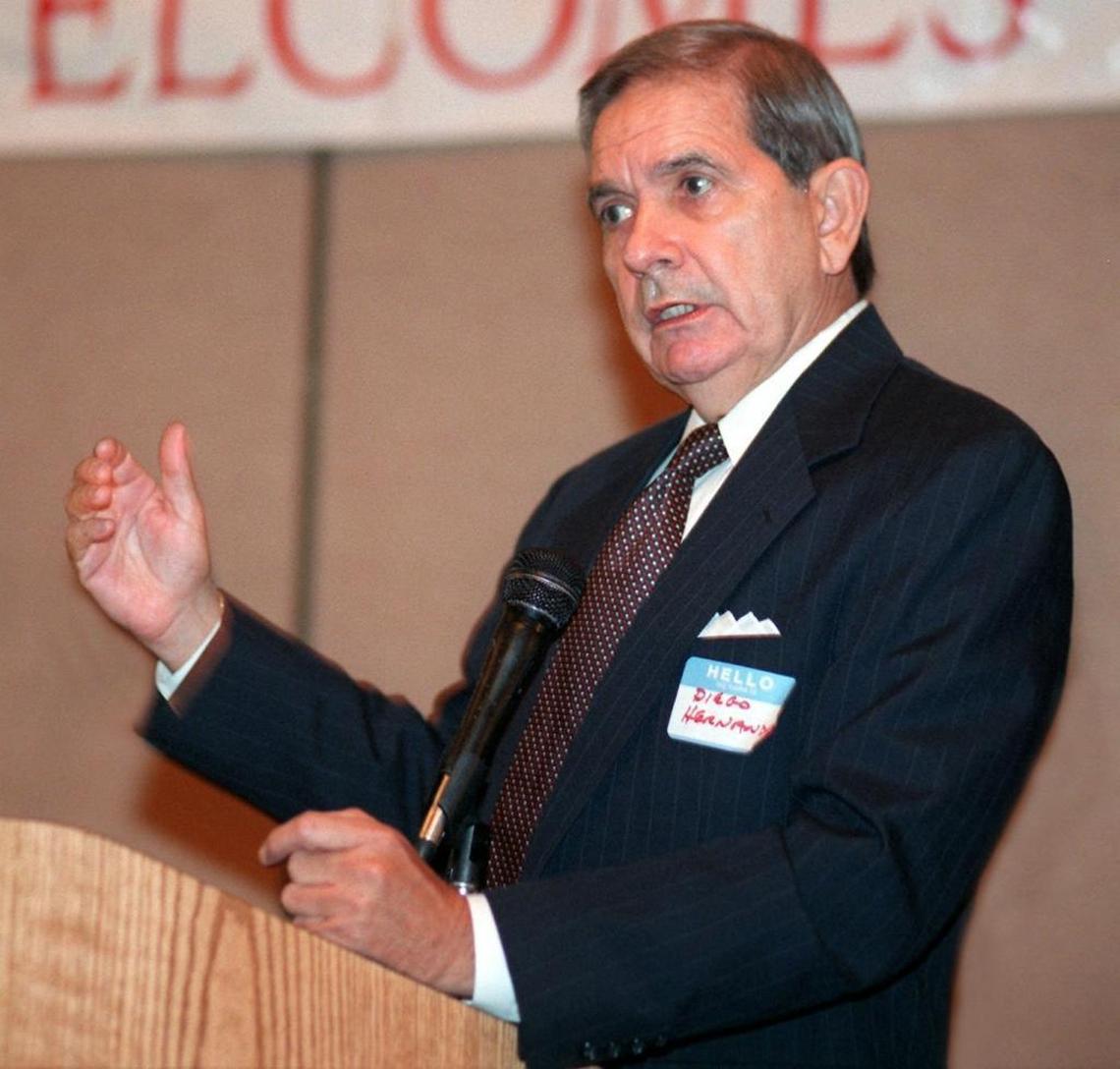 The Clinton administration named Adm. Diego Hernandez to a panel to determine Vieques’ future as a military training site after a fatal U.S. training accident on the small Puerto Rico island in 1999.