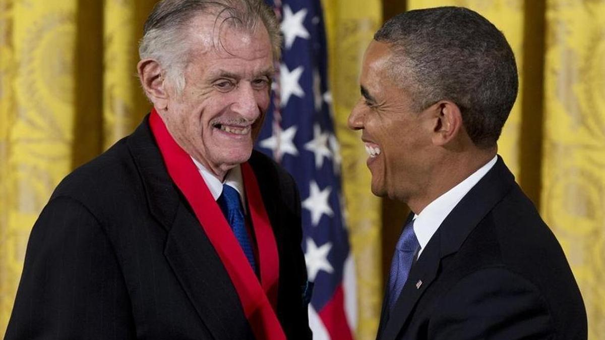Sports journalist Frank Deford, receiving the National Humanities Medal from President Barack Obama in 2012.