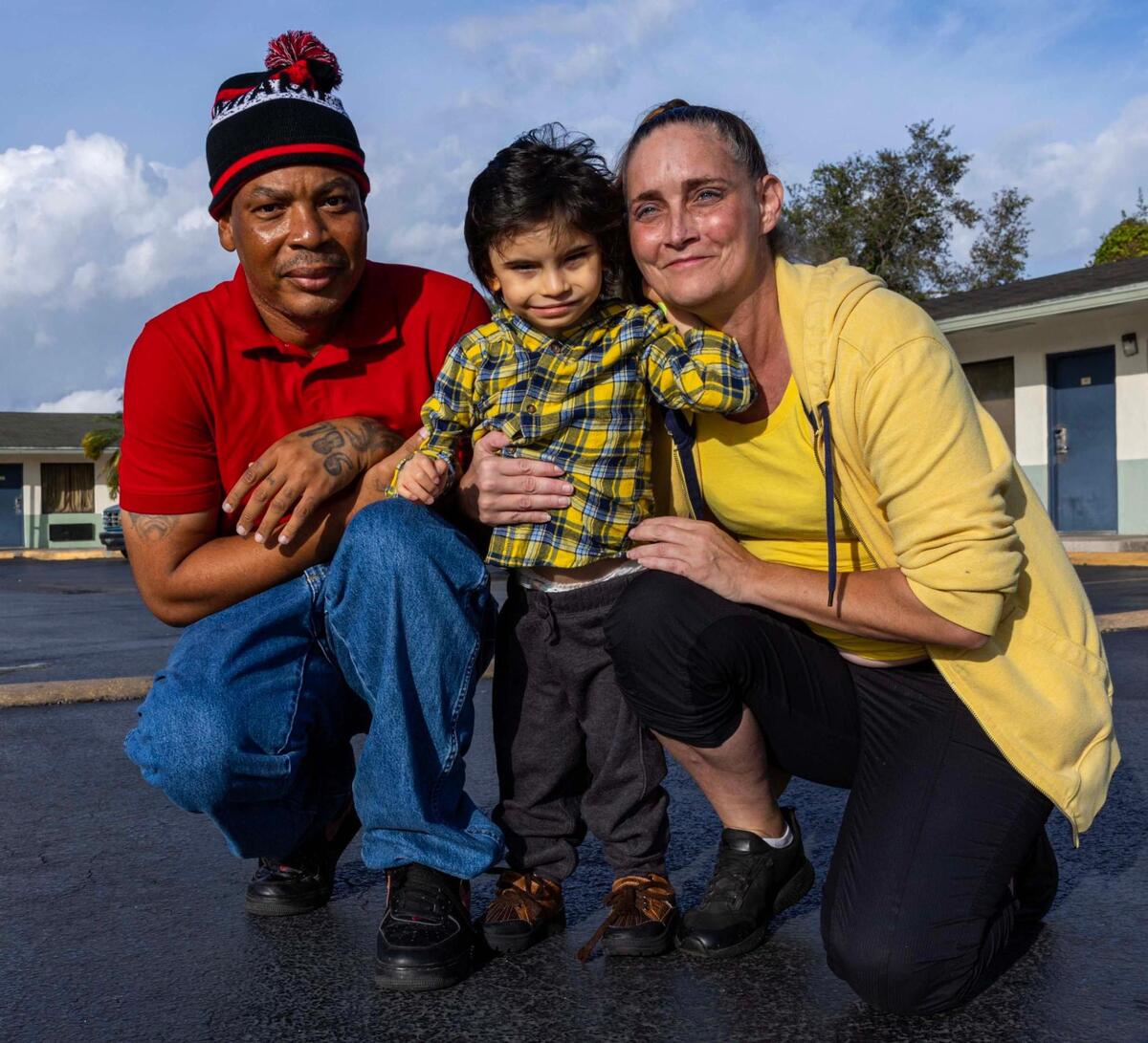 Michelle Stedman, de 42 años, y su pareja Tristan Royal Sr., de 42 años, con su hijo Tristan Royal Jr., de 5 años, afuera de su habitación de hotel en Florida City.