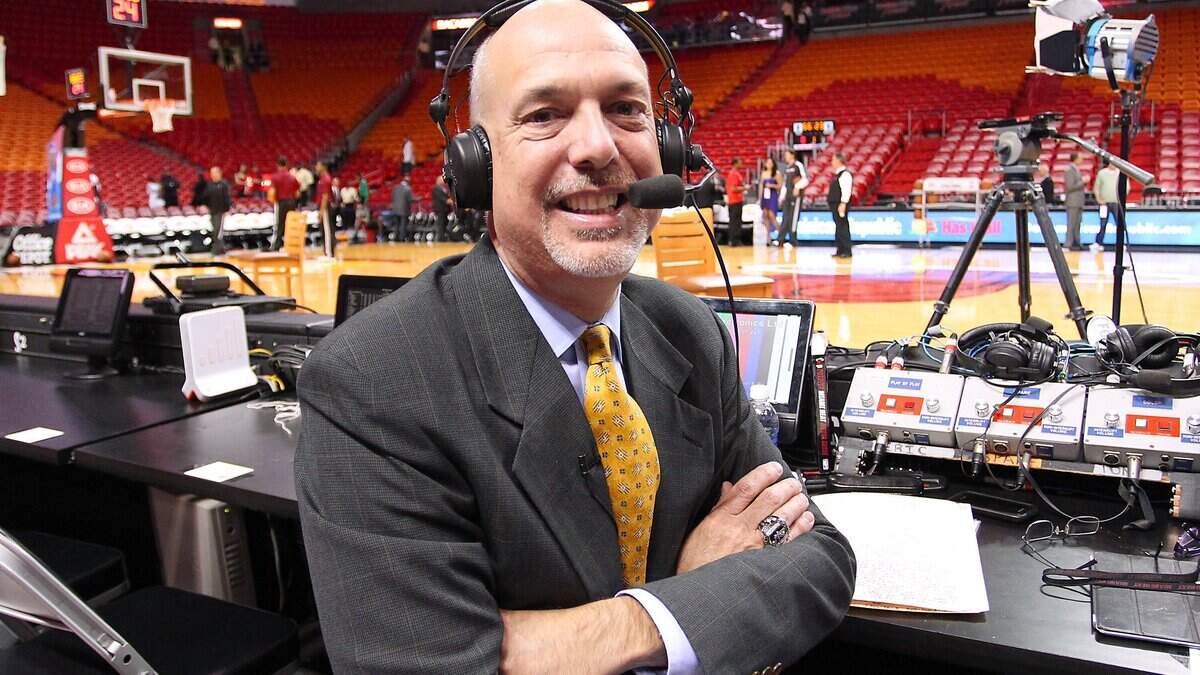 José Pañeda, ”La Voz” del Miami Heat, posa antes del inicio de un partido de temporada de la NBA entre el Orlando Magic y el Miami Heat, el 6 de marzo de 2013, en el aquel entonces llamado AmericanAirlines Arena de Miami.