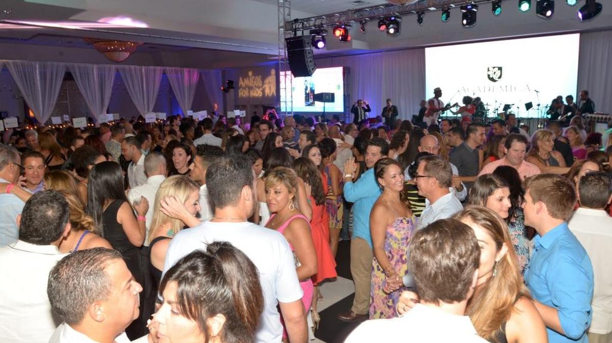 A crowd gathers at the June 2015 Amigos for Kids Miami Celebrity Domino Night in Jungle Island.