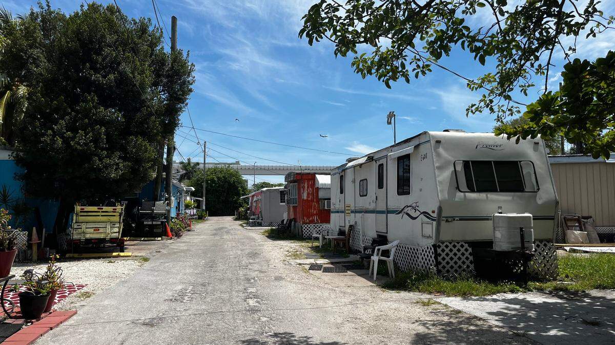 En la zona industrial del barrio de Brownsville que Hialeah planea anexionarse, los habitantes de casas rodantes son en su mayoría hispanos, ancianos y con bajos ingresos.